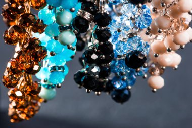 Güzel ve zarif el yapımı mücevher kolye ve renkli parlak boncuklar. Moda ve el işi aksesuarları. Soyut bulanık arkaplan üzerine yumuşak seçici odak ile sanat yakın plan