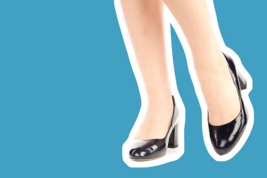 Bayan giysi ayakkabısı. Yüksek topuklu ayakkabı giyen uzun ince kadın bacakları. Fotokopi alanı olan moda modeli. Klasik ve günlük kıyafet konsepti. Ayrıntılı yakın çekim stüdyo çekimi. Dergi tarzı moda kolajı