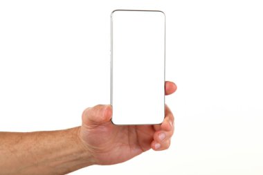 İnsan eli, avucunda boş bir krom ekran olan modern bir akıllı telefonu tutar. Teknoloji ve reklam kavramı. Ayrıntılı yakın çekim stüdyo çekimi soyut beyaz arka planda izole
