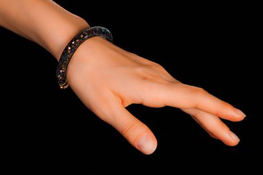 Güzel bir el yapımı mücevher bileziği. Renkli parlak boncuklar ve nötr manikürlü gevşek bir kadın bileği. Moda ve el işi aksesuarları. Yumuşak seçici odaklı yakın plan