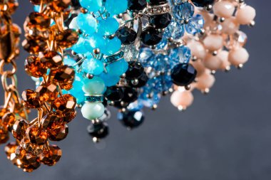 Güzel ve zarif el yapımı mücevher kolye ve renkli parlak boncuklar. Moda ve el işi aksesuarları. Soyut bulanık arkaplan üzerine yumuşak seçici odak ile sanat yakın plan