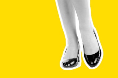 Bayan giysi ayakkabısı. Uzun ince kadın bacakları yüksek topuklu ayakkabı giyer. Fotokopi alanı olan moda modeli. Klasik ve günlük kıyafet konsepti. Ayrıntılı yakın çekim stüdyo çekimi. Dergi tarzı moda kolajı