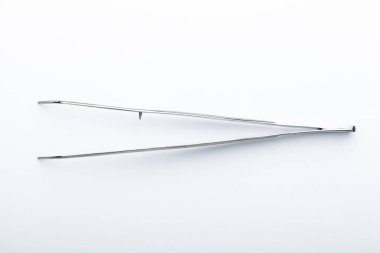 Çelik cerrahi aletler ve laboratuvar ekipmanları beyaz arka planda izole edilmiş. Profesyonel klinik aletleri. Tıbbi, cerrahi, ambulans ve veteriner konsepti. Yumuşak seçici odaklı yakın plan