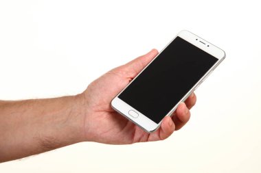 İnsan eli, avucunda boş bir krom ekran olan modern bir akıllı telefonu tutar. Teknoloji ve reklam kavramı. Ayrıntılı yakın çekim stüdyo çekimi soyut beyaz arka planda izole