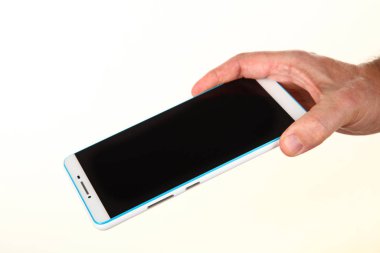 İnsan eli, avucunda boş bir krom ekran olan modern bir akıllı telefonu tutar. Teknoloji ve reklam kavramı. Ayrıntılı yakın çekim stüdyo çekimi soyut beyaz arka planda izole
