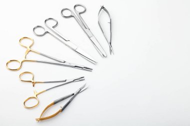 Çelik cerrahi aletler ve laboratuvar ekipmanları beyaz arka planda izole edilmiş. Profesyonel klinik aletleri. Tıbbi, cerrahi, ambulans ve veteriner konsepti. Yumuşak seçici odaklı yakın plan