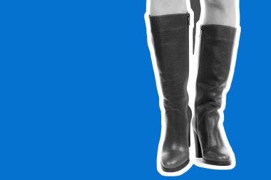 Bayan giysi ayakkabısı. Uzun ince kadın bacakları yüksek topuklu uzun çizme giyer. Fotokopi alanı olan moda modeli. Klasik ve günlük kıyafet konsepti. Ayrıntılı yakın çekim stüdyo çekimi. Dergi tarzı moda kolajı