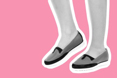 Bayan giysi ayakkabısı. Düşük deri ayakkabılar giyen uzun ince kadın bacağı. Fotokopi alanı olan moda modeli. Klasik ve günlük kıyafet konsepti. Ayrıntılı yakın çekim stüdyo çekimi. Dergi tarzı moda kolajı