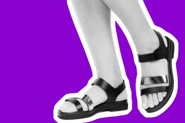 Bayan giysi ayakkabısı. Deri sandalet giyen uzun ince kadın bacakları. Fotokopi alanı olan moda modeli. Klasik ve günlük kıyafet konsepti. Ayrıntılı yakın çekim stüdyo çekimi. Dergi tarzı moda kolajı