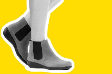 Bayan giysi ayakkabısı. Düşük deri ayakkabılar giyen uzun ince kadın bacakları. Fotokopi alanı olan moda modeli. Klasik ve günlük kıyafet konsepti. Ayrıntılı yakın çekim stüdyo çekimi. Dergi tarzı moda kolajı