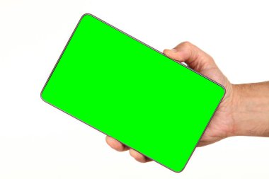 İnsan eli, avucunda boş bir krom ekran olan modern bir akıllı telefonu tutar. Teknoloji ve reklam kavramı. Ayrıntılı yakın çekim stüdyo çekimi soyut beyaz arka planda izole