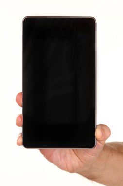 İnsan eli, avucunda boş bir krom ekran olan modern bir akıllı telefonu tutar. Teknoloji ve reklam kavramı. Ayrıntılı yakın çekim stüdyo çekimi soyut beyaz arka planda izole