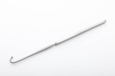 Çelik cerrahi aletler ve laboratuvar ekipmanları beyaz arka planda izole edilmiş. Profesyonel klinik aletleri. Tıbbi, cerrahi, ambulans ve veteriner konsepti. Yumuşak seçici odaklı yakın plan