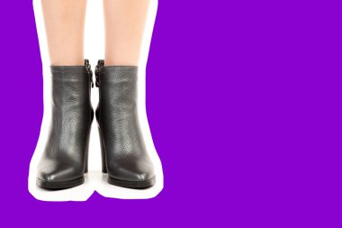 Bayan giysi ayakkabısı. Yüksek topuklu ayakkabı giyen uzun ince kadın bacakları. Fotokopi alanı olan moda modeli. Klasik ve günlük kıyafet konsepti. Ayrıntılı yakın çekim stüdyo çekimi. Dergi tarzı moda kolajı