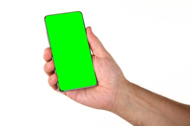 İnsan eli, avucunda boş bir krom ekran olan modern bir akıllı telefonu tutar. Teknoloji ve reklam kavramı. Ayrıntılı yakın çekim stüdyo çekimi soyut beyaz arka planda izole