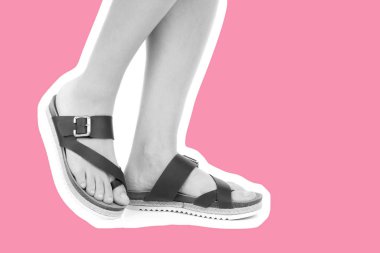 Bayan giysi ayakkabısı. Deri sandalet giyen uzun ince kadın bacakları. Fotokopi alanı olan moda modeli. Klasik ve günlük kıyafet konsepti. Ayrıntılı yakın çekim stüdyo çekimi. Dergi tarzı moda kolajı