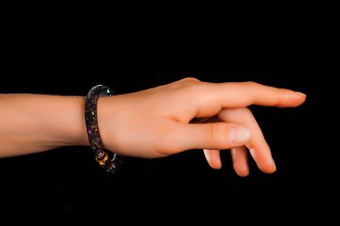 Güzel bir el yapımı mücevher bileziği. Renkli parlak boncuklar ve nötr manikürlü gevşek bir kadın bileği. Moda ve el işi aksesuarları. Yumuşak seçici odaklı yakın plan