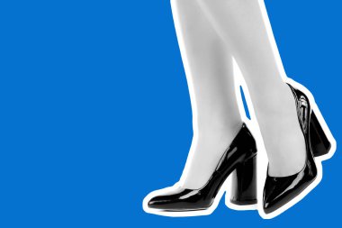 Bayan giysi ayakkabısı. Uzun ince kadın bacakları yüksek topuklu ayakkabı giyer. Fotokopi alanı olan moda modeli. Klasik ve günlük kıyafet konsepti. Ayrıntılı yakın çekim stüdyo çekimi. Dergi tarzı moda kolajı