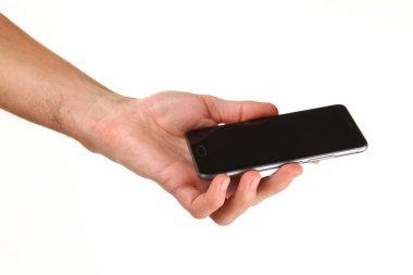 İnsan eli, avucunda boş bir krom ekran olan modern bir akıllı telefonu tutar. Teknoloji ve reklam kavramı. Ayrıntılı yakın çekim stüdyo çekimi soyut beyaz arka planda izole