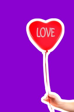 Kadın eli kırmızı kauçuk, şişme kalp şeklinde balon tutuyor. Aşk, ilişki, sevgililer günü ve doğum günü kutlaması konsepti. Boş kopya alanı olan dergi tarzı moda kolajı