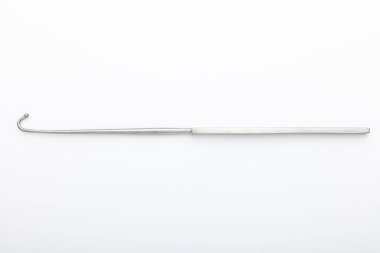 Çelik cerrahi aletler ve laboratuvar ekipmanları beyaz arka planda izole edilmiş. Profesyonel klinik aletleri. Tıbbi, cerrahi, ambulans ve veteriner konsepti. Yumuşak seçici odaklı yakın plan