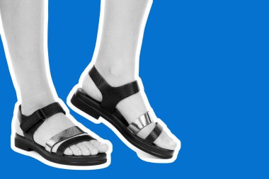 Bayan giysi ayakkabısı. Deri sandalet giyen uzun ince kadın bacakları. Fotokopi alanı olan moda modeli. Klasik ve günlük kıyafet konsepti. Detaylı yakın çekim stüdyo çekimi Magazin tarzı moda kolajı