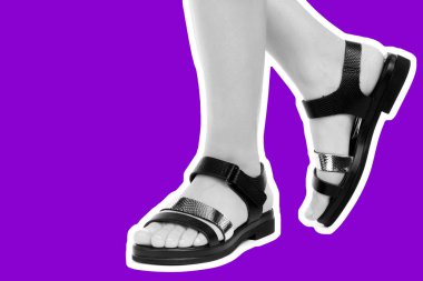 Bayan giysi ayakkabısı. Deri sandalet giyen uzun ince kadın bacakları. Fotokopi alanı olan moda modeli. Klasik ve günlük kıyafet konsepti. Detaylı yakın çekim stüdyo çekimi Magazin tarzı moda kolajı