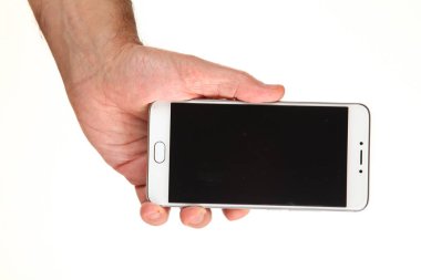 İnsan eli, avucunda boş bir krom ekran olan modern bir akıllı telefonu tutar. Teknoloji ve reklam kavramı. Ayrıntılı yakın çekim stüdyo çekimi soyut beyaz arka planda izole
