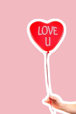 Kadın eli kırmızı kauçuk, şişme kalp şeklinde balon tutuyor. Aşk, ilişki, sevgililer günü ve doğum günü kutlaması konsepti. Boş kopya alanı olan dergi tarzı moda kolajı