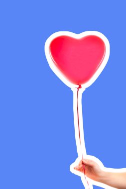 Kadın eli kırmızı kauçuk, şişme kalp şeklinde balon tutuyor. Aşk, ilişki, sevgililer günü ve doğum günü kutlaması konsepti. Boş kopya alanı olan dergi tarzı moda kolajı