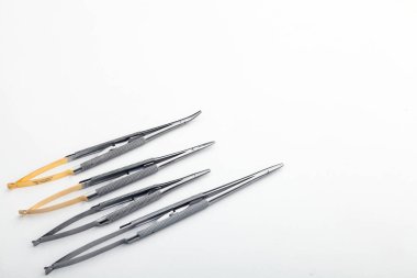 Çelik cerrahi aletler ve laboratuvar ekipmanları beyaz arka planda izole edilmiş. Profesyonel klinik aletleri. Tıbbi, cerrahi, ambulans ve veteriner konsepti. Yumuşak seçici odaklı yakın plan