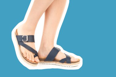 Bayan giysi ayakkabısı. Deri sandalet giyen uzun ince kadın bacakları. Fotokopi alanı olan moda modeli. Klasik ve günlük kıyafet konsepti. Ayrıntılı yakın çekim stüdyo çekimi. Dergi tarzı moda kolajı