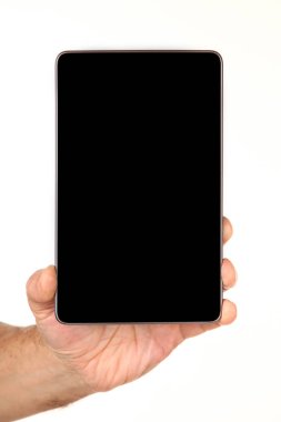 İnsan eli, avucunda boş bir krom ekran olan modern bir akıllı telefonu tutar. Teknoloji ve reklam kavramı. Ayrıntılı yakın çekim stüdyo çekimi soyut beyaz arka planda izole