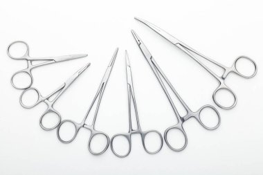 Çelik cerrahi aletler ve laboratuvar ekipmanları beyaz arka planda izole edilmiş. Profesyonel klinik aletleri. Tıbbi, cerrahi, ambulans ve veteriner konsepti. Yumuşak seçici odaklı yakın plan