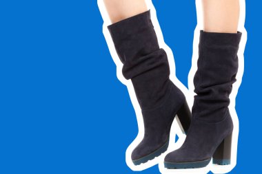 Bayan giysi ayakkabısı. Uzun ince dişinin bacakları yüksek topuklu uzun çizmeler giyer. Fotokopi alanı olan moda modeli. Klasik ve günlük kıyafet konsepti. Ayrıntılı yakın çekim stüdyo çekimi. Dergi tarzı moda kolajı