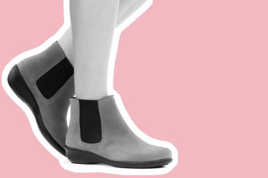 Bayan giysi ayakkabısı. Düşük deri ayakkabılar giyen uzun ince kadın bacağı. Fotokopi alanı olan moda modeli. Klasik ve günlük kıyafet konsepti. Ayrıntılı yakın çekim stüdyo çekimi. Dergi tarzı moda kolajı