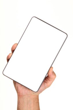 İnsan eli, avucunda boş bir krom ekran olan modern bir akıllı telefonu tutar. Teknoloji ve reklam kavramı. Ayrıntılı yakın çekim stüdyo çekimi soyut beyaz arka planda izole