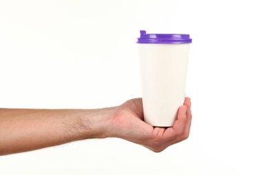 İnsan eli plastik kapaklı boş bir kahve fincanı tutar. Tek kullanımlık fincana çay ya da kahve konsepti. Metin veya logo için yeri ve yeri kopyala. Beyaz bir arkaplanda izole edilmiş