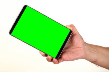 İnsan eli, avucunda boş bir krom ekran olan modern bir akıllı telefonu tutar. Teknoloji ve reklam kavramı. Ayrıntılı yakın çekim stüdyo çekimi soyut beyaz arka planda izole