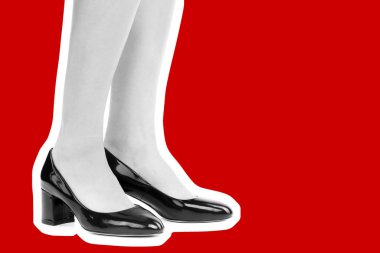 Bayan giysi ayakkabısı. Yüksek topuklu ayakkabı giyen uzun ince kadın bacakları. Fotokopi alanı olan moda modeli. Klasik ve günlük kıyafet konsepti. Ayrıntılı yakın çekim stüdyo çekimi. Dergi tarzı moda kolajı