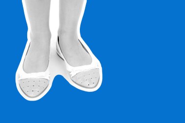 Bayan giysi ayakkabısı. Düşük deri ayakkabılar giyen uzun ince kadın bacakları. Fotokopi alanı olan moda modeli. Klasik ve günlük kıyafet konsepti. Detaylı yakın çekim stüdyo çekimi Magazin tarzı moda kolajı