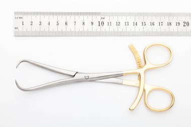 Çelik cerrahi aletler ve laboratuvar ekipmanları beyaz arka planda izole edilmiş. Profesyonel klinik aletleri. Tıbbi, cerrahi, ambulans ve veteriner konsepti. Yumuşak seçici odaklı yakın plan