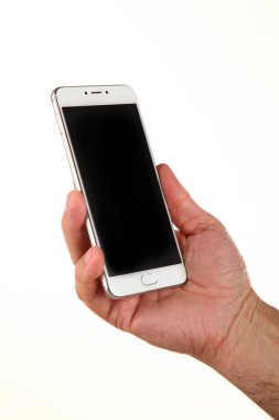 İnsan eli, avucunda boş bir krom ekran olan modern bir akıllı telefonu tutar. Teknoloji ve reklam kavramı. Ayrıntılı yakın çekim stüdyo çekimi soyut beyaz arka planda izole