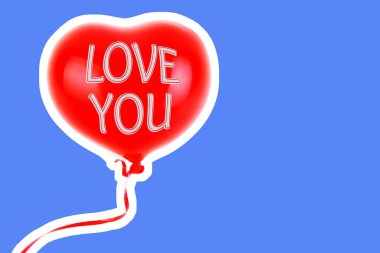 Kırmızı lastik şişme kalp şeklinde balon. Aşk, ilişki, sevgililer günü ve doğum günü kutlaması konsepti. Boş kopya alanı olan dergi tarzı moda kolajı