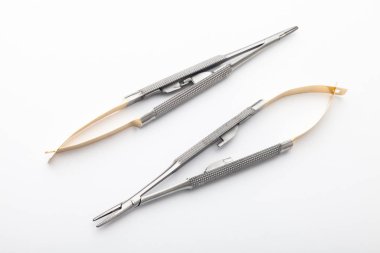 Çelik cerrahi aletler ve laboratuvar ekipmanları beyaz arka planda izole edilmiş. Profesyonel klinik aletleri. Tıbbi, cerrahi, ambulans ve veteriner konsepti. Yumuşak seçici odaklı yakın plan