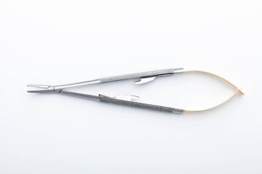 Çelik cerrahi aletler ve laboratuvar ekipmanları beyaz arka planda izole edilmiş. Profesyonel klinik aletleri. Tıbbi, cerrahi, ambulans ve veteriner konsepti. Yumuşak seçici odaklı yakın plan