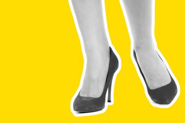 Bayan giysi ayakkabısı. Uzun ince kadın bacakları yüksek topuklu ayakkabı giyer. Fotokopi alanı olan moda modeli. Klasik ve günlük kıyafet konsepti. Ayrıntılı yakın çekim stüdyo çekimi. Dergi tarzı moda kolajı