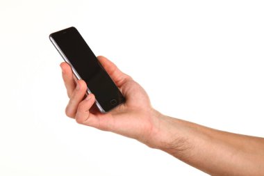 İnsan eli, avucunda boş bir krom ekran olan modern bir akıllı telefonu tutar. Teknoloji ve reklam kavramı. Ayrıntılı yakın çekim stüdyo çekimi soyut beyaz arka planda izole