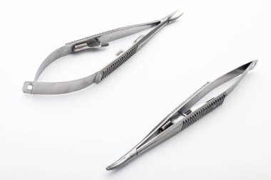 Çelik cerrahi aletler ve laboratuvar ekipmanları beyaz arka planda izole edilmiş. Profesyonel klinik aletleri. Tıbbi, cerrahi, ambulans ve veteriner konsepti. Yumuşak seçici odaklı yakın plan