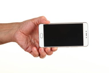 İnsan eli, avucunda boş bir krom ekran olan modern bir akıllı telefonu tutar. Teknoloji ve reklam kavramı. Ayrıntılı yakın çekim stüdyo çekimi soyut beyaz arka planda izole